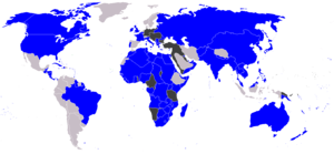 Carte des forces en présence, en noir les Empires centraux (Triplice), en bleu les Alliés (Entente, la Russie en proie à une révolution signe une paix séparé en 1917 et les États-Unis entrent dans le conflit cette même période.