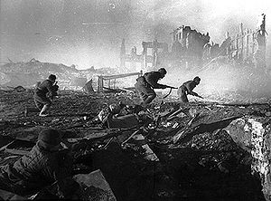 Soviet soldiers moving at Stalingrad.jpg