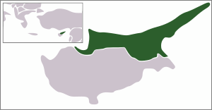 L'île de Chypre. La RTCN se situe au nord de la zone tampon de séparation sous contrôle des Nations unies (en gris sur la carte), et de la base de souveraineté britannique de Dhekelia qui prolonge cette zone tampon.
