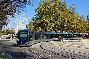 Rame du tramway de Bordeaux sur la place des Quinconces