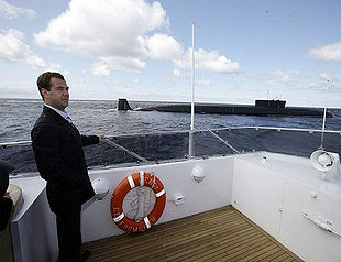 Dimitri Medvedev devant le Iouri Dolgorouki