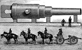 À l'arrière-plan du dessin, un énorme canon couché occupe toute la largeur, alors que l'avant-plan est occupé par des soldats à chevaux qui tire un canon monté sur un chariot.