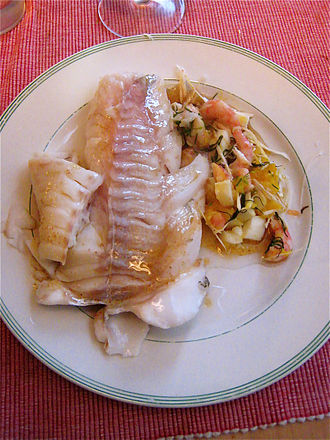 Un filet de poisson blanc et des légules dans une assiette