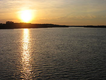 Coucher de soleil sur la rivière Ashuapmushuan vu du pont Carbonneau à Saint-Félicien