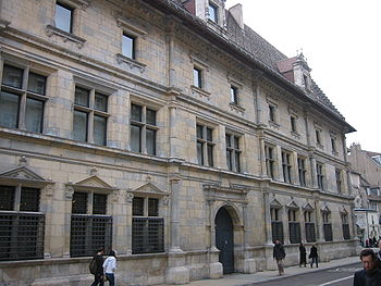 Palais Grandvelle Musée du Temps.jpg