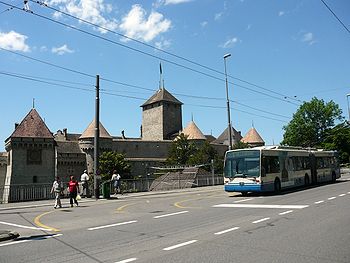 trolleybus du VMCV devant le Château de Chillon