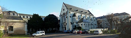 Photographie panoramique du lycée Joachim du Bellay, dont la chapelle de l'ancien grand séminaire Saint-Serge.