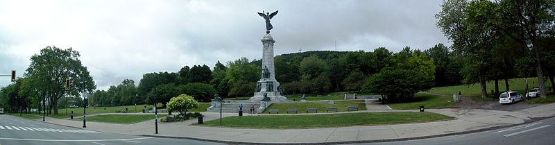 Versant est du mont Royal avec à l'avant-plan le monument à George-Étienne Cartier