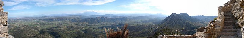 Panorama sur les Fenouillèdes et les Pyrénées, depuis le château de Quéribus