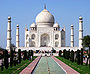 Le Taj Mahal vu des jardins
